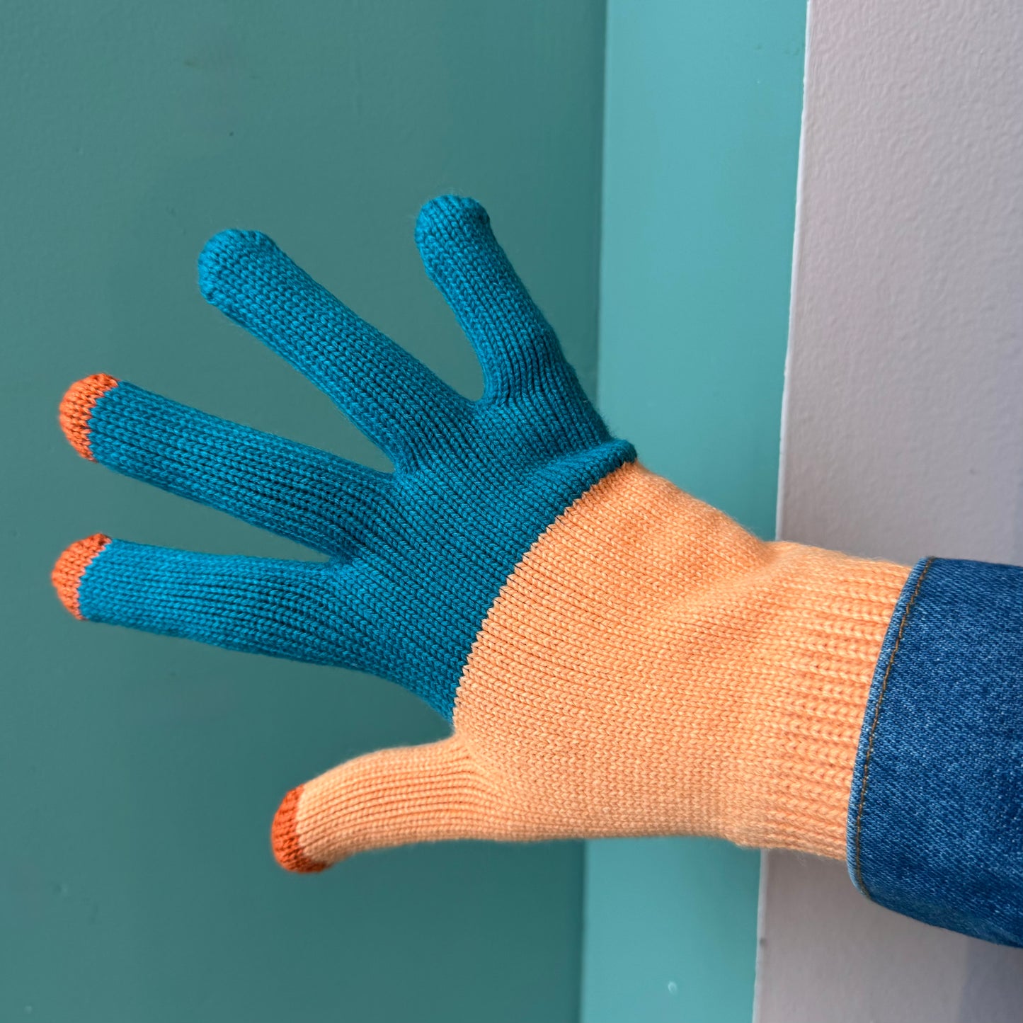 Colorblock Knit Touchscreen Gloves: Teal Peach